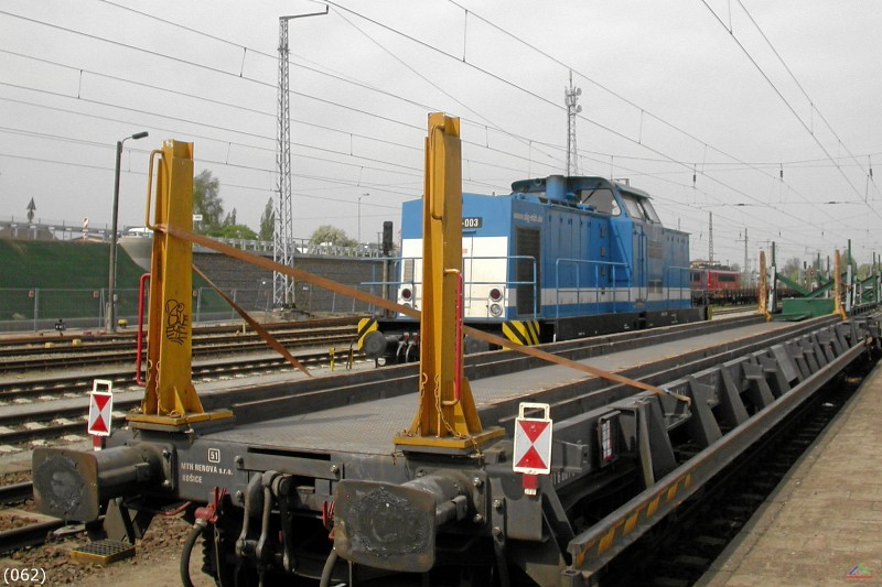 Bahn 062.jpg - Privatlok V 100-SP-003 ist vor kurzem mit ihrem Schwellengüterzug in Waren angekommen und setzt nun an das Zugende um (diesellok, br202, v100, privatbahn)